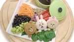 Keren! Desainer Grafis Ini Bikin Bento Cantik di Atas Piring Kayu