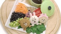 Siapa suka karakter Brown dan Cony dari Line? Lucu ya kalau karakter ini disulap jadi bento yang menyehatkan? Foto: Instagram simsimcooking