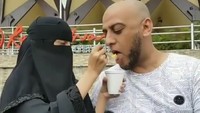Pendakwah 44 tahun ini telah resmi menjadi Warga Negara Indonesia. Ia meninggalkan seorang istri bernama Umi Nadia dan anak bernama Hasan. Foto: Instagram syekh.alijaber