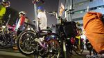 Kring Kring! Belasan Orang Mudik Naik Sepeda, Malam Ini Tinggalkan DKI