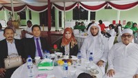 Dua tahun lalu, ia makan bersama dengan Sharfiah Murliani selaku ketua Pengusaha Muslim. Terlihat beberapa potong kurma dan jagung rebus di sana.  Foto: Instagram syekh.alijaber