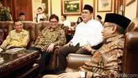 Airlangga tiba sekitar pukul 16.10 WIB. Airlangga tampak mengenakan kemeja berwarna kuning.