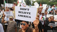 Mereka menuntut kemerdekaan rakyat Palestina dan mengecam keberpihakan AS ke Israel atas pendudukan Palestina.