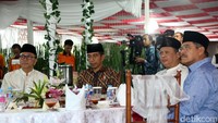 Jokowi datang kurang lebih pukul 17.25 WIB.