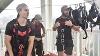 Para penerjun bungee jumping di Jembatan Kaca Grand Canyon Zhangjiajie (CNN Travel)