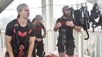 Foto: Bungee Jumping dari Jembatan Kaca Tertinggi Sedunia