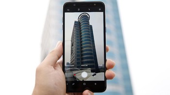 Interface kamera Galaxy A6+. Dengan adanya dual kamera, pengguna dapat membuat foto bokeh dengan fitur Live Focus seperti di Galaxy S9+. Untuk kebutuhan selfie, ada kamera depan 24 MP dengan aperture f/1.9. Foto: Muhammad Ridho