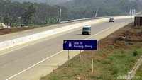 Sementara itu, dari pantauan detikcom di jalur tol fungsional, arus kendaraan masih tampak longgar. Hanya sesekali beberapa kendaraan yang melintas.