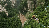 Lokasi bungee jumping tertinggi di dunia ini ada di Jembatan Kaca Grand Canyon Zhangjiajie, nah wahana ekstrem itu ada di bawahnya. Bungee jumping ini setinggi 260 meter. Istimewa/dok.CNN Travel  