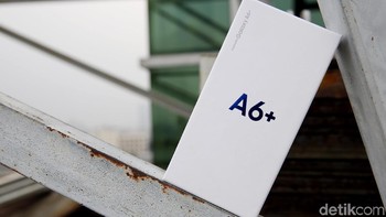 Ini kemasan Galaxy A6+ dengan warna putih dan logo besar A6+ berwarna biru. Foto: Muhammad Ridho