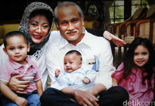 Pernikahan Tutut dan Indra Rukmana dikaruniai empat anak. Mereka juga kini telah memiliki sembilan cucu. Foto: Grandyos Zafna