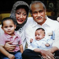 Pernikahan Tutut dan Indra Rukmana dikaruniai empat anak. Mereka juga kini telah memiliki sembilan cucu. Foto: Grandyos Zafna