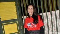 Kali ini Maudy terlihat tampil dengan rok hitam, kemeja dan kaus. Pool/Ismail/detikFoto.