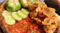 Cumi goreng tepung yang renyah ternyata bisa dibuat jadi sajian tradisional. Dipadu dengan lalapan berupa terung hijau dan timun dipadu bersama dengan sambal terasi. Mantap! Foto: Instagram @seto_beri