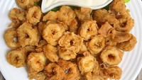Calamari atau cumi goreng tepung tidak hanya bisa jadi camilan tapi juga sebagai pelengkap makan nasi. Foto: Instagram @cynthiahali