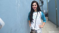 Della Wulan membeberkan betapa beratnya bulan puasa pertamanya tanpa Julia Perez.  Foto: Noel/detikHOT