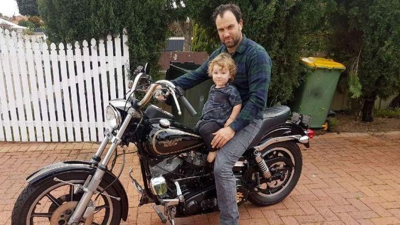 Pengemudi Motor di Perth Didenda 5 Juta Karena Tali Helm Kendor. Foto: Australia Plus ABC Pengemudi Motor di Perth Didenda 5 Juta Karena Tali Helm Kendor. Foto: Australia Plus ABC