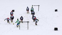 Lapangan bola satu ini cocok buat kamu yang tahan dingin. Bukan di atas rumput, kamu bakal main bola di atas salju. Lapangan bola unik ini ada di Resort Ski Sestriere, Italia. (Stefano Rellandini/Reuters)