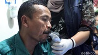 Para sopir juga menjalani tes narkoba.
