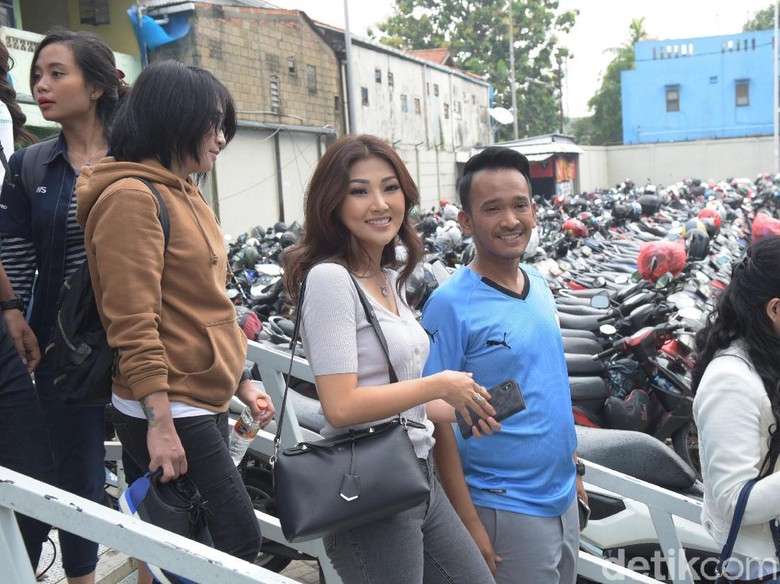 Difoto Ruben Onsu saat Bersihkan Jendela, Ini Tanggapan Sarwendah Difoto Ruben Onsu saat Bersihkan Jendela, Ini Tanggapan Sarwendah