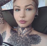 Kecanduannya ini sampai membuat Amber berani menghadapi risiko buta karena mentato matanya menjadi warna biru. Dia mengisahkan prosedur mentato matanya ini hanya berlangsung selama 40 menit. Tapi sangat intens dan menyakitkan. Aku buta selama tiga minggu setelahnya, katanya. Foto: Instagram/Amber Luke