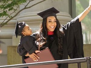 Ujian Sambil Kontraksi Melahirkan, Kisah Mahasiswi Harvard Ini Viral