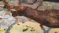 Enak kambing bakar mantap subhanallah, tulis pendakwah berusia 42 tahun itu. Wah, kira-kira di mana ya ia membakar anak kambingnya itu? Foto: Instagram syekh.alijaber