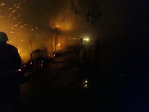 35 Kios di Jatinegara Terbakar, Damkar Kerahkan 9 Mobil Pemadam