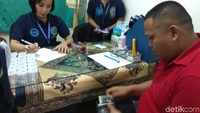 Pengemudi yang berangkat untuk mengantar pemudik terlebih dahulu menjalani serangkaian uji kesehatan. Sebelumnya, dilakukan anamnesa mengenai riwayat penggunaan obat pengemudi. Soalnya memang ada beberapa obat yang bisa membuat hasil dari salah satu parameternya positif, kata dr Shilvya Febrina Irawan MSi, Kepala Seksi Pemberdayaan Masyarakat BNN Provinsi DKI Jakarta. (Foto: Aisyah Kamaliah/detikHealth) 