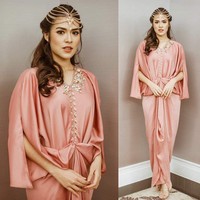 Model kaftan dengan beads ala Raisa terlihat mewah namun tetap manis dengan warna pastel. Aksen draperi di pinggang tak hanya mempercantik kaftan, tapi berfungsi membentuk siluet tubuh yang lebih ramping. Foto: Dok. Instagram