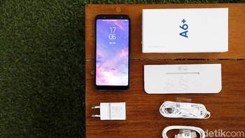 Kelengkapan yang ada di kemasan selain handset adalah kabel, kepala charger, earphone, buku manual dan garansi, sim ejector dan semcam karton yang bisa dibentuk untuk menaruh ponsel. Foto: Muhammad Ridho