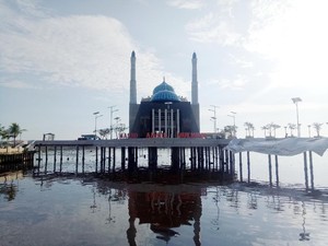 Mudik ke Makassar, Bisa Wisata Religi Sambil Menikmati Laut