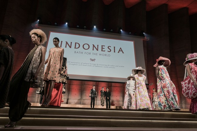 Di akhir acara, para desainer mendapat tepuk tangan meriah dari para tamu undangan. Selain fashion show dan pameran, Batik for the World yang terselenggara berkat dukungan Bakti Budaya Djarum Foundation ini juga diisi dengan workshop dan talkshow seputar batik. Foto: Rio Motret/Image Dynamics