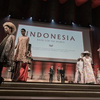 Di akhir acara, para desainer mendapat tepuk tangan meriah dari para tamu undangan. Selain fashion show dan pameran, Batik for the World yang terselenggara berkat dukungan Bakti Budaya Djarum Foundation ini juga diisi dengan workshop dan talkshow seputar batik. Foto: Rio Motret/Image Dynamics