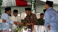 Jokowi menyalami Ketua DPD Oesman Sapta Odang.