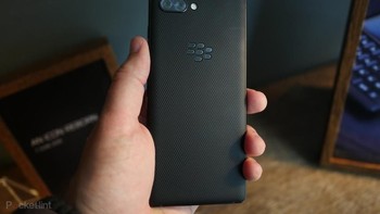 BlackBerry Key2 mengusung kamera ganda di bagian belakang. Foto: Pocket-lint