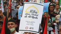 Salah satu massa mengatakan aksi itu digelar dalam rangka peringatan hari internasional Al Quds. Menurut peserta aksi Al Quds diperingati setiap Jumat terakhir di bulan Ramadan. Selain aksi bela Palestina mereka juga mengecam keberpihakan AS ke Israel atas pendudukan di Palestina.