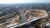 Pembangunan Jalan Tol Batang-Semarang sepanjang 74,2 km terbagi menjadi 5 seksi. Seksi 1 Batang-Tulis (3,2 Kkm), Seksi 2 Tulis-Weleri (36,4 km), Seksi 3 Weleri-Kendal (11,05 km), Seksi 4 Kendal-Kaliwungu (13,5 km) dan Seksi 5 Kaliwungu-Krapyak (10,4 km). Progres konstruksi keseluruhan Tol Batang-Semarang saat ini sekitar 80%. Dok. Waskita Karya.