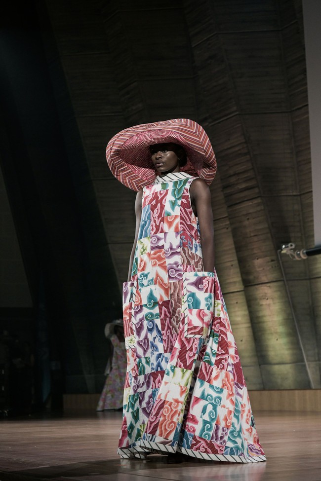 Gaun-gaun bersiluet A mendominasi koleksi ini. Bang Edo juga mengaplikasikan teknik patchwork yang memberi keunikan tersendiri pada karyanya. Foto: Rio Motret/Image Dynamics