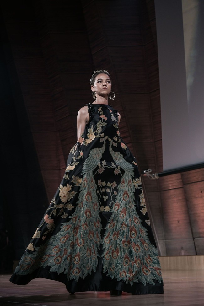 Batik kudus diolah Denny menjadi deretan busana malam yang anggun dan mewah. Masyarakat internasional, mungkin nggak tahu kalau batik ternyata bisa diolah menjadi berbagai pilihan busana. Lewat koleksi ini saya ingin menunjukkan gaun malam dari batik, kata Denny. Foto: Rio Motret/Image Dynamics