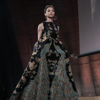 Batik kudus diolah Denny menjadi deretan busana malam yang anggun dan mewah. Masyarakat internasional, mungkin nggak tahu kalau batik ternyata bisa diolah menjadi berbagai pilihan busana. Lewat koleksi ini saya ingin menunjukkan gaun malam dari batik, kata Denny. Foto: Rio Motret/Image Dynamics