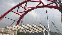 Jembatan Kali Kuto menjadi jembatan pelengkung baja pertama di Indonesia yang perakitannya tidak dilakukan di pabrik melainkan dirakit di lokasi pekerjaan. Dok. Waskita Karya.