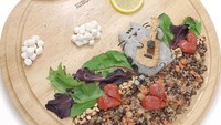 Bento Pusheen the Cat dibuat detail dengan bahan-bahan sehat. Mulai dari quinoa, lentil, wortel, tomat kering, hazelnut dan keju kambing. Foto: Instagram simsimcooking