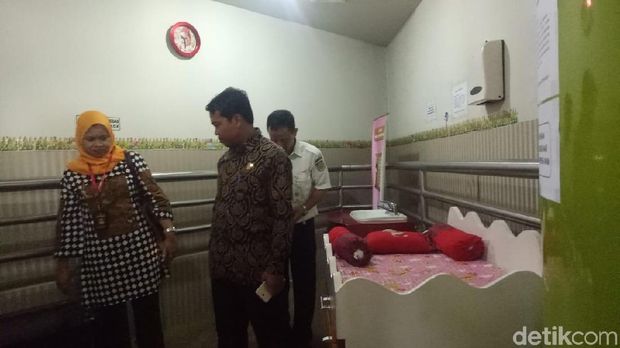 Ketua KPAI Susanto mengecek ruang fasilitas untuk anak di Stasiun Gambir.