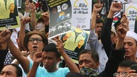 Polisi juga terlihat berada di lokasi. Mereka melakukan pengamanan sambil mengatur rekayasa lalu lintas.