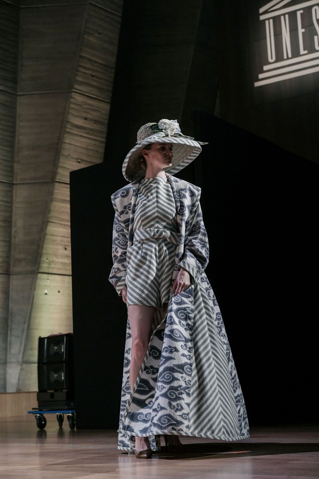 Bukan sekadar memperkenalkan batik, tapi mereka mau pakai juga. Selain itu, saya juga mau memberikan opsi kepada pengantin yang ingin tampil santai di pernikahan, ungkap Bang Edo. Foto: Rio Motret/Image Dynamics