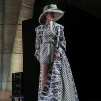 Bukan sekadar memperkenalkan batik, tapi mereka mau pakai juga. Selain itu, saya juga mau memberikan opsi kepada pengantin yang ingin tampil santai di pernikahan, ungkap Bang Edo. Foto: Rio Motret/Image Dynamics