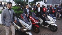 Kini, sepeda motor tidak hanya sebagai sarana transportasi harian semata. Konsumen dan pengendara telah menjadikan sepeda motor sebagai bagian dari gaya hidup dan identitas diri. Hal ini terjadi pada penggemar skutik premium Honda PCX yang menyesuaikan penampilan dengan model elegan yang diusung Honda PCX. Pool/Honda.