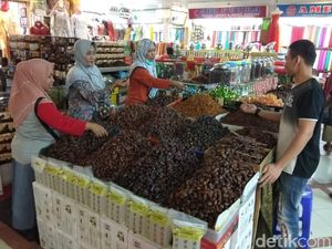 Pedagang Kurma Sebut Pendapatan Turun Dibanding Tahun Lalu