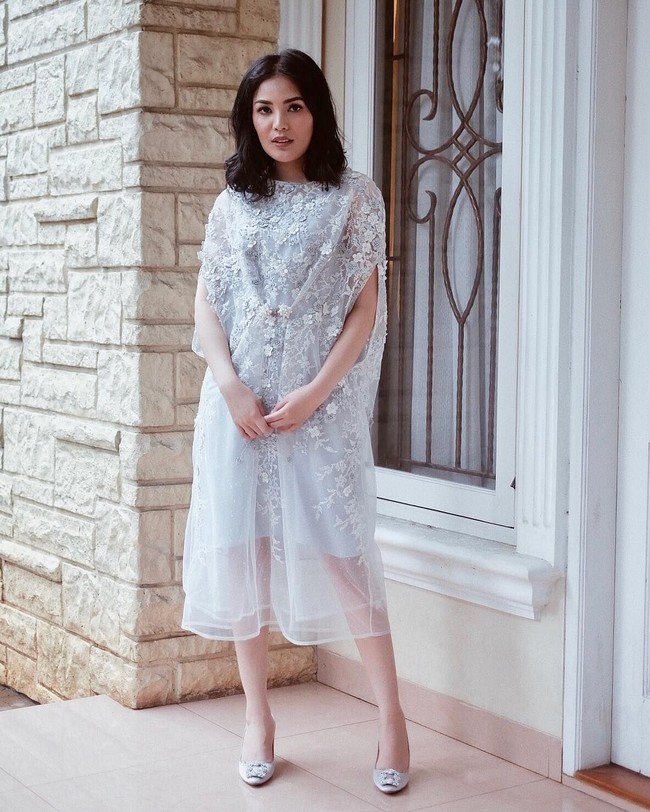 Kaftan model dress dengan bahan sheer dan detail embroidery bunga seperti Nindy adalah investasi busana yang tak hanya untuk Hari Raya namun pesta formal lainnya. Foto: Dok. Instagram